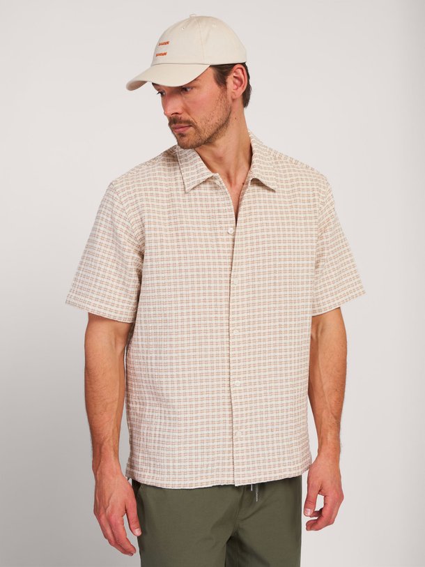 Ontdek de Saayo katoenmix overhemd met dessin van Samsoe Samsoe in de kleur beige bij Orangebag. Op werkdagen voor 21:45 besteld, morgen in huis.