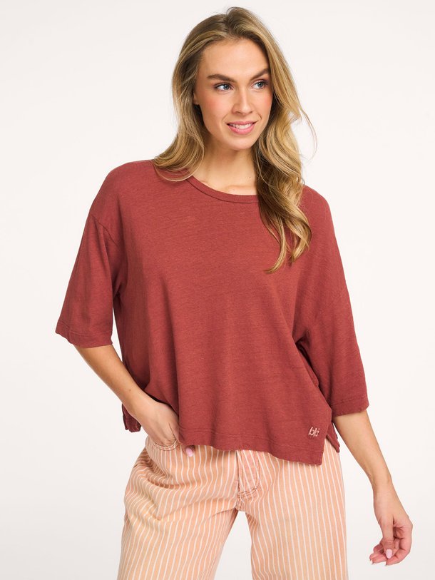 Ontdek de Vydel katoen/linnenmix T-shirt van Bellerose in de kleur Steenrood bij Orangebag. Op werkdagen voor 21:45 besteld, morgen in huis.