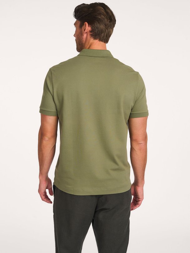 Ontdek de Katoenen logo polo van Lacoste in de kleur Kaki bij Orangebag. Op werkdagen voor 21:45 besteld, morgen in huis.
