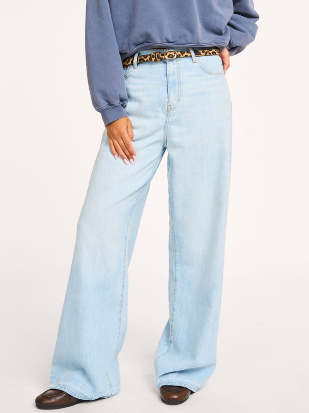 Ontdek de Parthe mid waist loose fit jeans van Bellerose in de kleur lichtblauw bij Orangebag. Op werkdagen voor 21:45 besteld, morgen in huis.