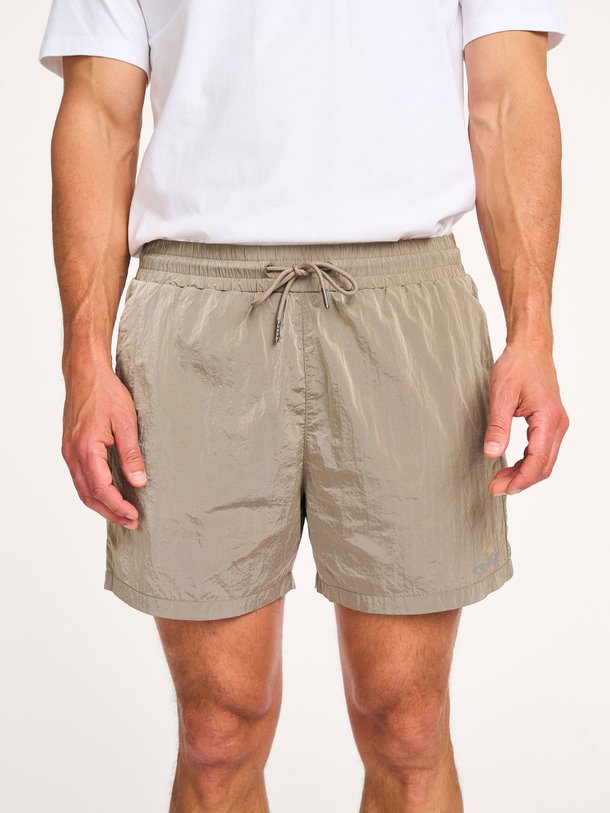 Ontdek de Drift geweven zwembroek van OLAF in de kleur grijsgroen bij Orangebag. Op werkdagen voor 21:45 besteld, morgen in huis.