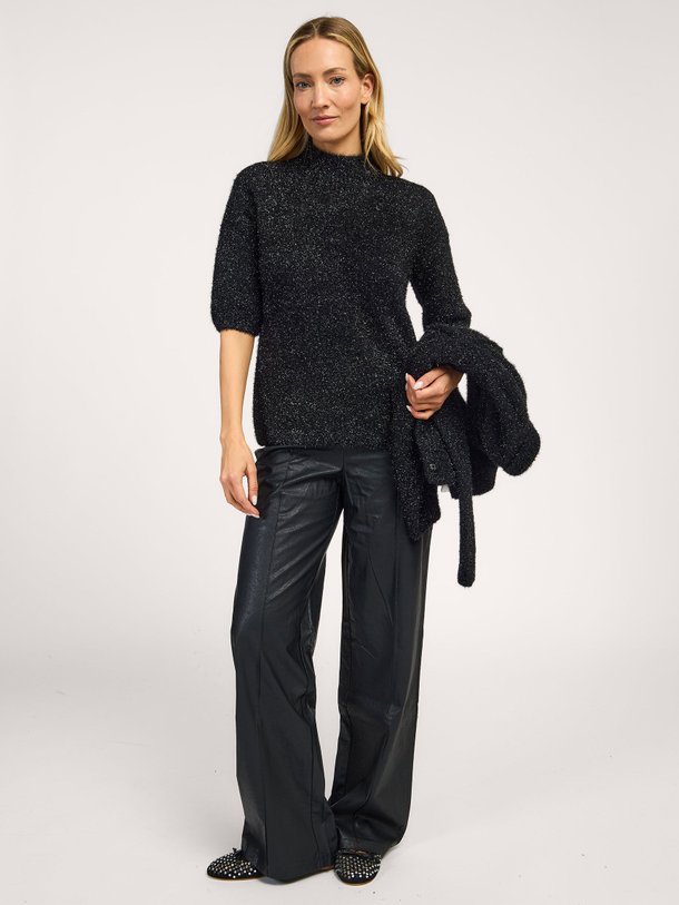 Ontdek de Gebreide lurex trui van Yaya in de kleur zwart bij Orangebag. Op werkdagen voor 21:45 besteld, morgen in huis.