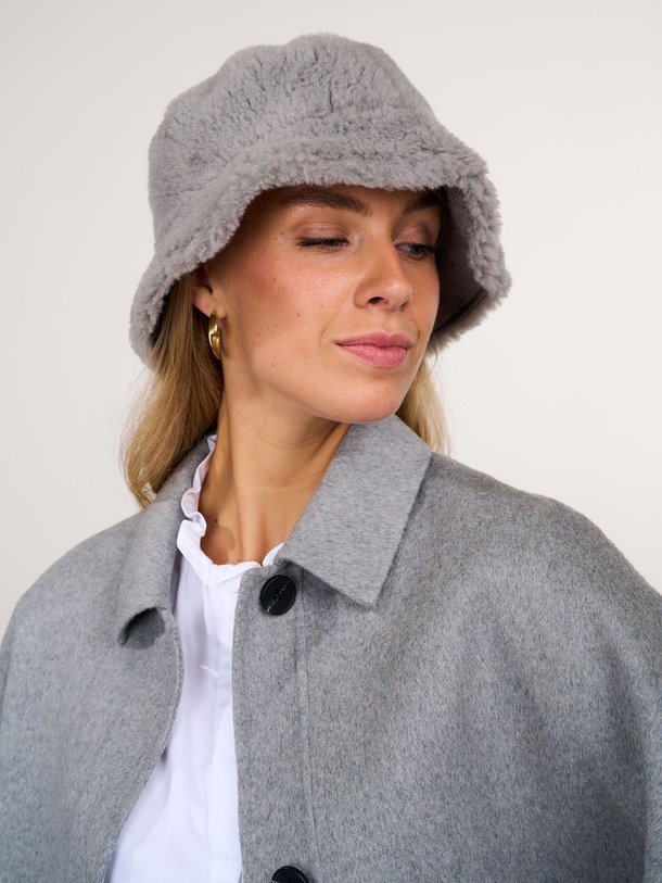 Ontdek de Zoey wolmix reversible teddy buckethat van Alter Ego in de kleur grijs bij Orangebag. Op werkdagen voor 21:45 besteld, morgen in huis.