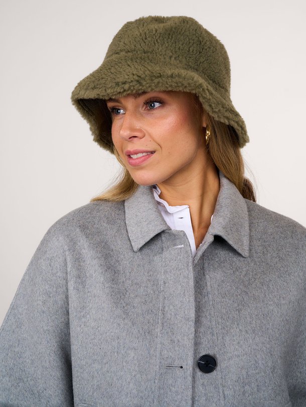 Ontdek de Zoey wolmix reversible teddy buckethat van Alter Ego in de kleur mosgroen bij Orangebag. Op werkdagen voor 21:45 besteld, morgen in huis.