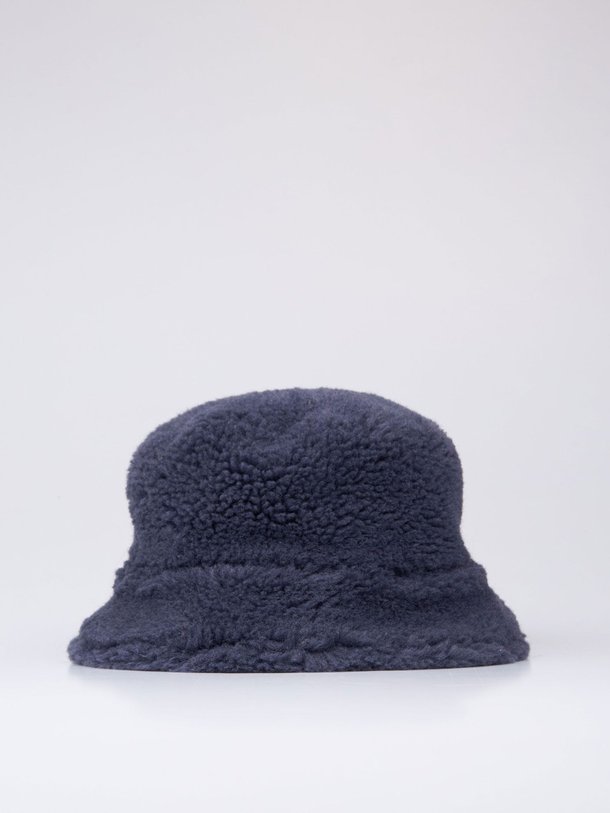 Ontdek de Zoey wolmix reversible teddy buckethat van Alter Ego in de kleur donkerblauw bij Orangebag. Op werkdagen voor 21:45 besteld, morgen in huis.