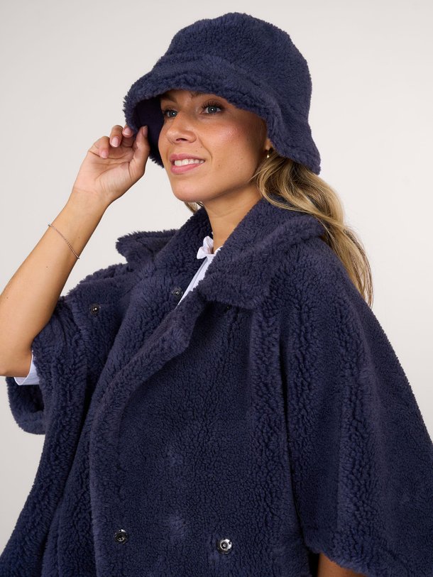 Ontdek de Zoey wolmix reversible teddy buckethat van Alter Ego in de kleur donkerblauw bij Orangebag. Op werkdagen voor 21:45 besteld, morgen in huis.