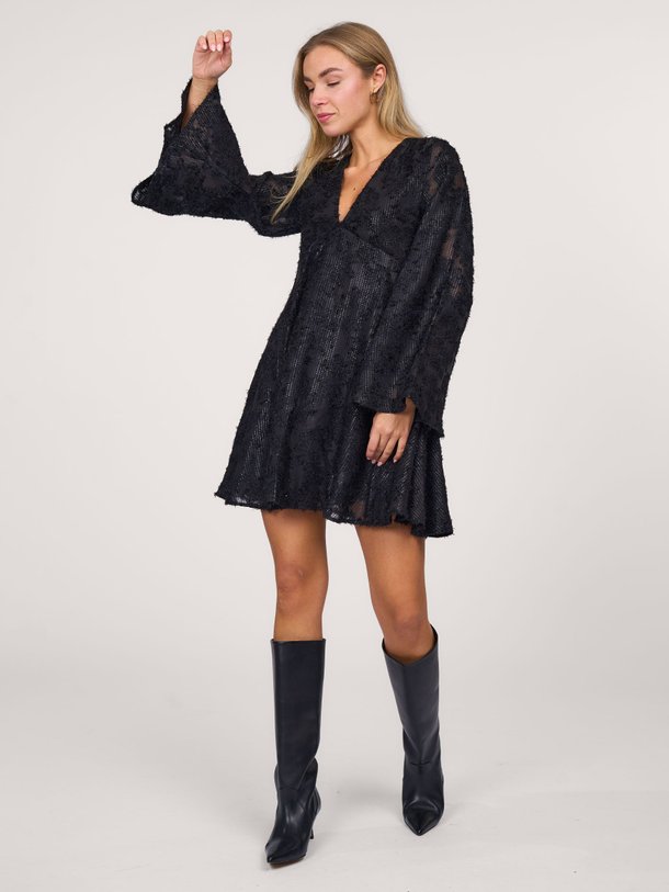 Ontdek de Adelys geweven jurk met pailletten van Frnch in de kleur zwart bij Orangebag. Op werkdagen voor 21:45 besteld, morgen in huis.