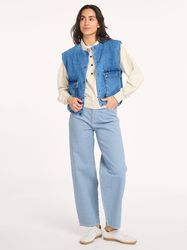 Ontdek de Lew high waist barrel fit jeans van By-Bar in de kleur Blauw bij Orangebag. Op werkdagen voor 21:45 besteld, morgen in huis.