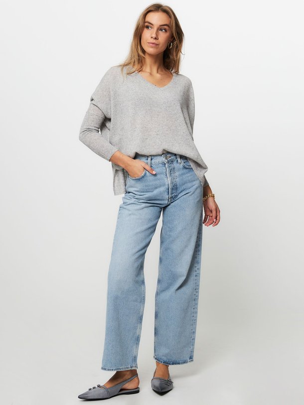 Ontdek de Camille cashmere gemêleerde trui van Absolut Cashmere in de kleur grijs bij Orangebag. Op werkdagen voor 21:45 besteld, morgen in huis.