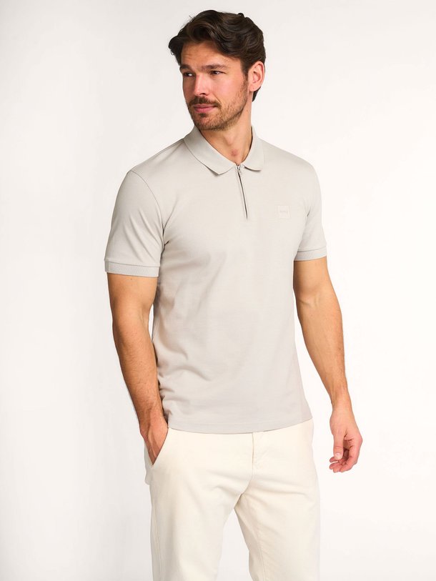 Ontdek de Passerzip katoenmix half zip polo van Boss in de kleur Grijs bij Orangebag. Op werkdagen voor 21:45 besteld, morgen in huis.