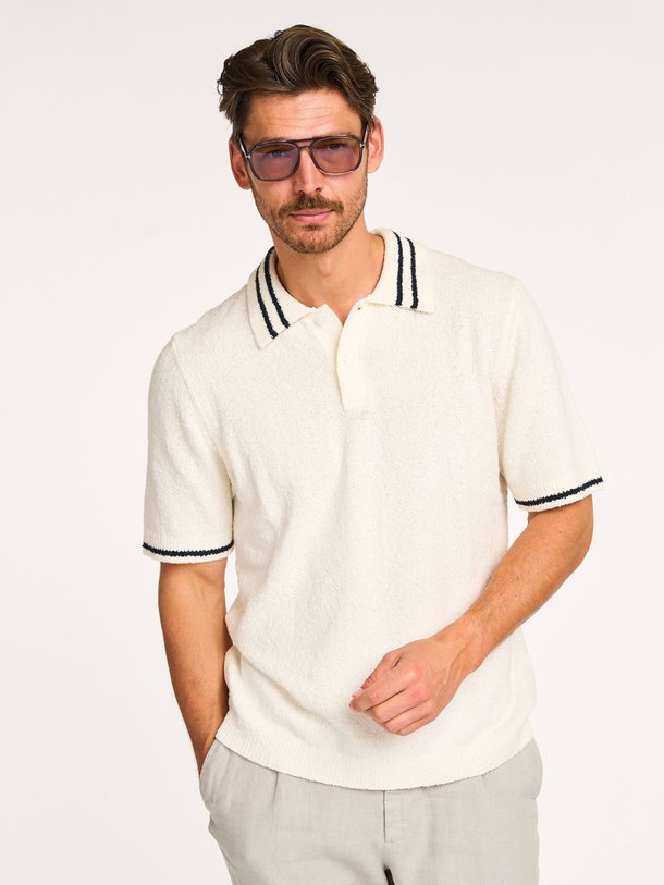 Ontdek de Sapedro katoenmix polo van Samsoe Samsoe in de kleur crème bij Orangebag. Op werkdagen voor 21:45 besteld, morgen in huis.