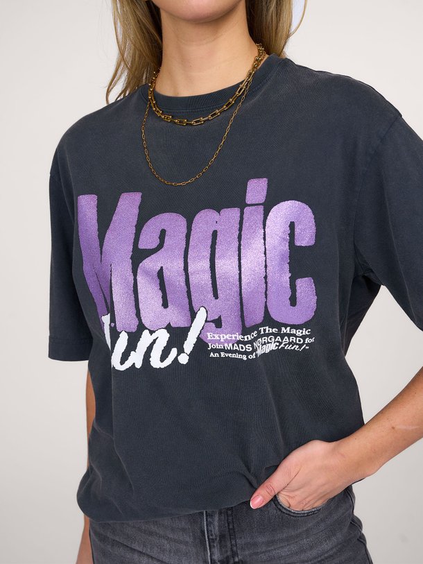 Ontdek de Dassel organic cotton T-shirt met print van Mads Norgaard in de kleur antraciet bij Orangebag. Op werkdagen voor 21:45 besteld, morgen in huis.