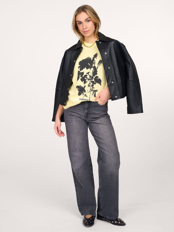 Ontdek de Dassel organic cotton T-shirt met print van Mads Norgaard in de kleur geel bij Orangebag. Op werkdagen voor 21:45 besteld, morgen in huis.