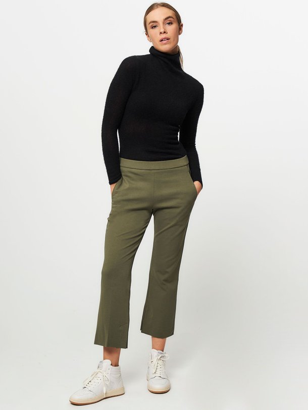 Ontdek de Juri viscosemix jersey broek van Graumann in de kleur olijfgroen bij Orangebag. Op werkdagen voor 21:45 besteld, morgen in huis.