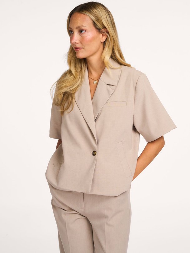 Ontdek de Tuesday geweven blazer van Modstrom in de kleur Beige bij Orangebag. Op werkdagen voor 21:45 besteld, morgen in huis.