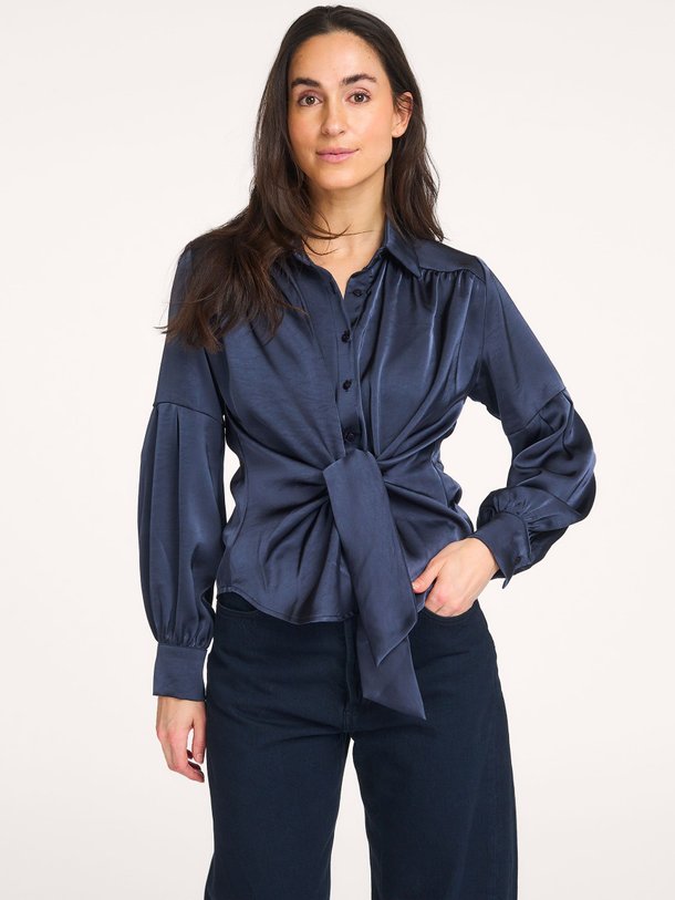 Ontdek de Naja geweven satijnen blouse van Neo Noir in de kleur Donkerblauw bij Orangebag. Op werkdagen voor 21:45 besteld, morgen in huis.