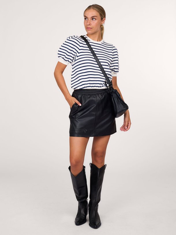 Ontdek de Silkey lederen mini rok van Studio AR in de kleur zwart bij Orangebag. Op werkdagen voor 21:45 besteld, morgen in huis.