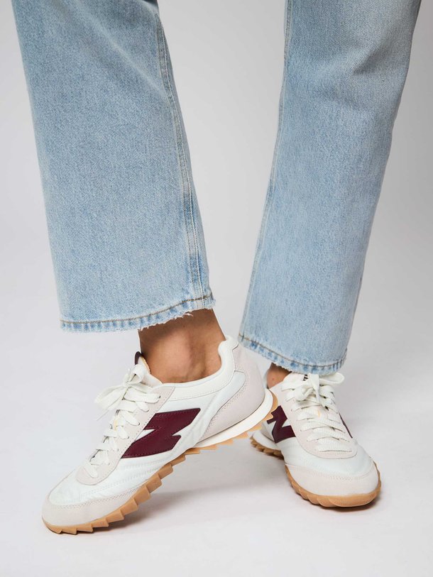 Ontdek de URC30 suède sneakers van New Balance in de kleur ecru bij Orangebag. Op werkdagen voor 21:45 besteld, morgen in huis.