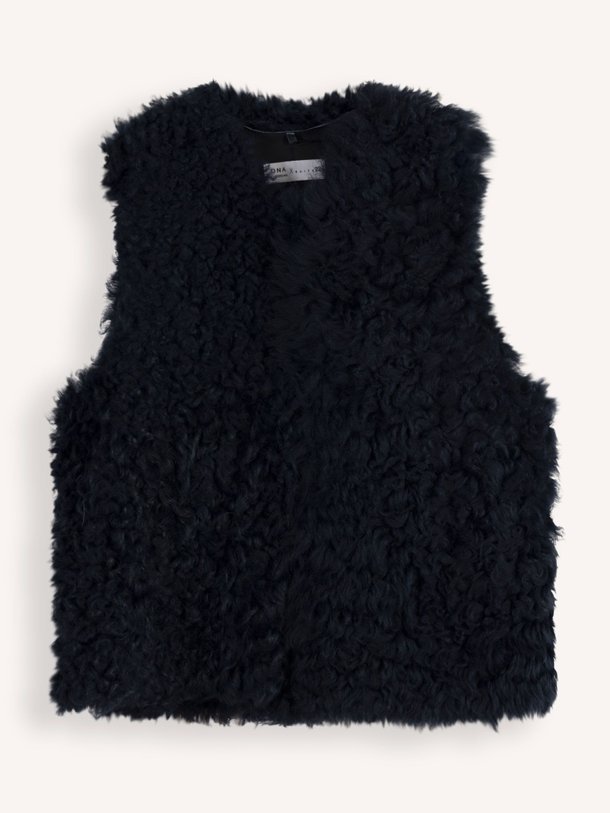 Ontdek de Vondel wollen gilet van Dna in de kleur donkerblauw bij Orangebag. Op werkdagen voor 21:45 besteld, morgen in huis.