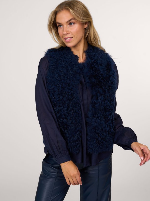 Ontdek de Vondel wollen gilet van Dna in de kleur donkerblauw bij Orangebag. Op werkdagen voor 21:45 besteld, morgen in huis.