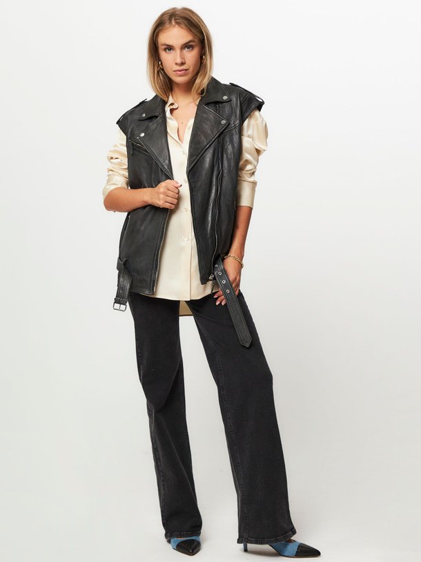 Ontdek de Rosie lederen gilet van Alter Ego in de kleur antraciet bij Orangebag. Op werkdagen voor 21:45 besteld, morgen in huis.