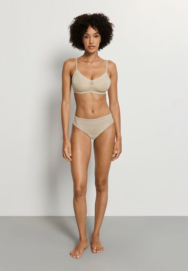 Ontdek de Orea, jersey mesh slip van Hanro bij Orangebag. Op werkdagen voor 21:45 besteld, morgen in huis.