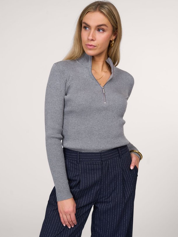 Ontdek de Yasmia ribgebreide gemêleerde katoenmix trui van Gestuz in de kleur grijs bij Orangebag. Op werkdagen voor 21:45 besteld, morgen in huis.