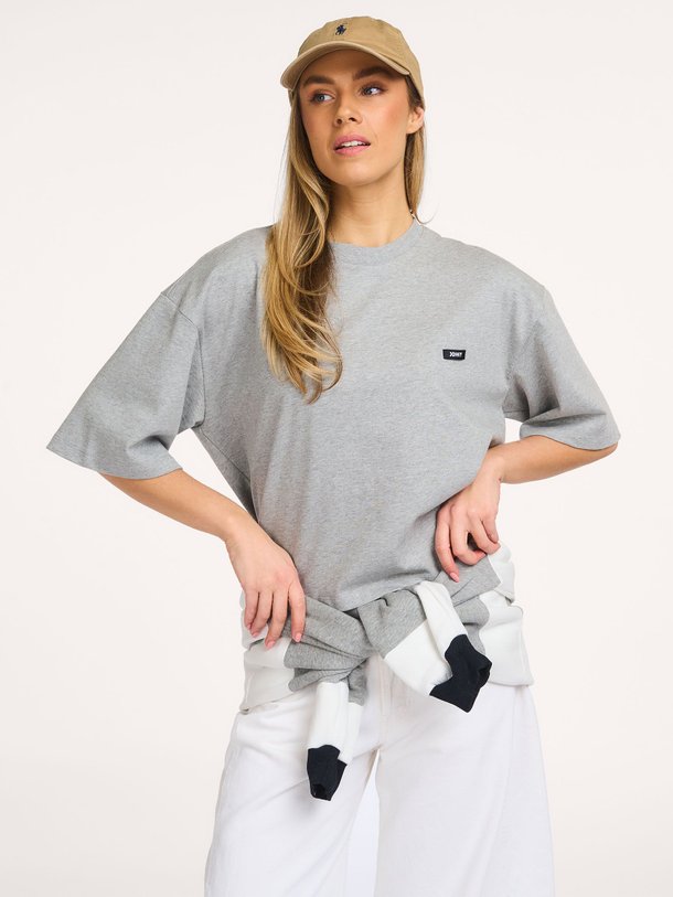 Ontdek de Lexy katoenen logo T-shirt van Johny in de kleur Grijs bij Orangebag. Op werkdagen voor 21:45 besteld, morgen in huis.