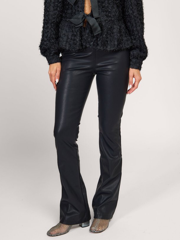 Ontdek de Afke leatherlook flared fit broek van Knit-ted in de kleur zwart bij Orangebag. Op werkdagen voor 21:45 besteld, morgen in huis.