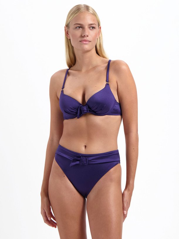 Ontdek de Satin Navy voorgevormde bikinitop van Cyell in de kleur donkerblauw bij Orangebag. Op werkdagen voor 21:45 besteld, morgen in huis.