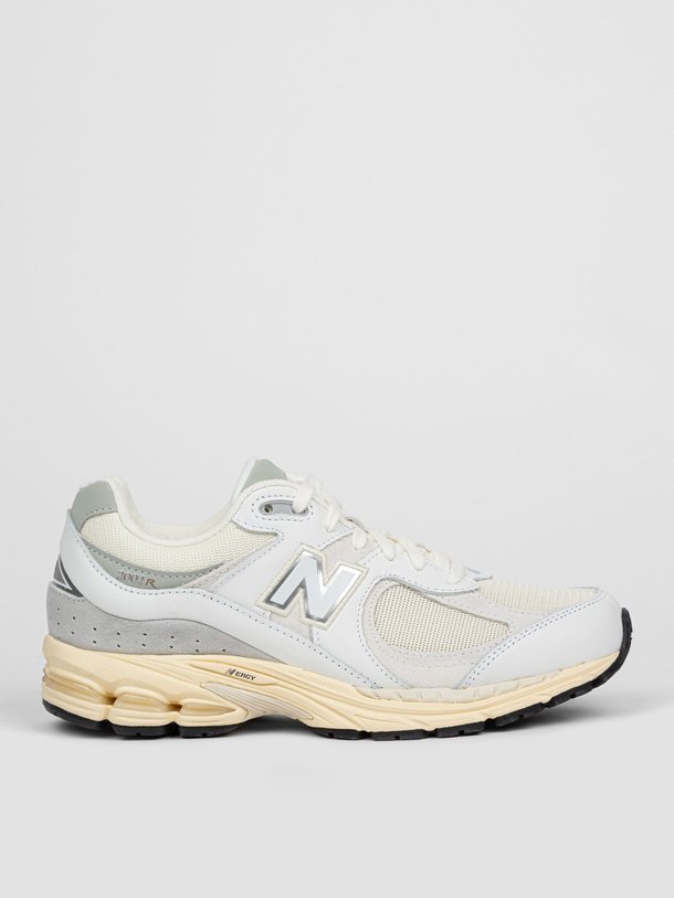 Ontdek de M2002 lederen sneakers met mesh van New Balance in de kleur wit bij Orangebag. Op werkdagen voor 21:45 besteld, morgen in huis.