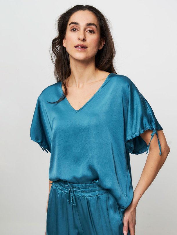 Ontdek de Vali viscose top van La Fee Maraboutee in de kleur petrol bij Orangebag. Op werkdagen voor 21:45 besteld, morgen in huis.