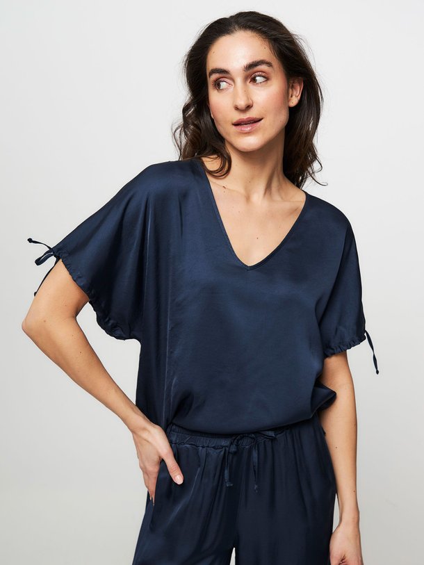 Ontdek de Vali viscose top van La Fee Maraboutee in de kleur donkerblauw bij Orangebag. Op werkdagen voor 21:45 besteld, morgen in huis.