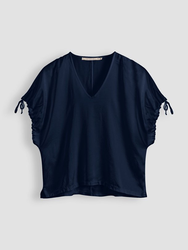 Ontdek de Vali viscose top van La Fee Maraboutee in de kleur donkerblauw bij Orangebag. Op werkdagen voor 21:45 besteld, morgen in huis.
