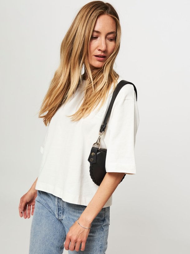 Ontdek de Jiana organic cotton logo T-shirt van Baum und Pferdgarten in de kleur off-white bij Orangebag. Op werkdagen voor 21:45 besteld, morgen in huis.