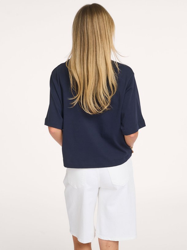 Ontdek de Jiana organic cotton logo T-shirt van Baum und Pferdgarten in de kleur donkerblauw bij Orangebag. Op werkdagen voor 21:45 besteld, morgen in huis.