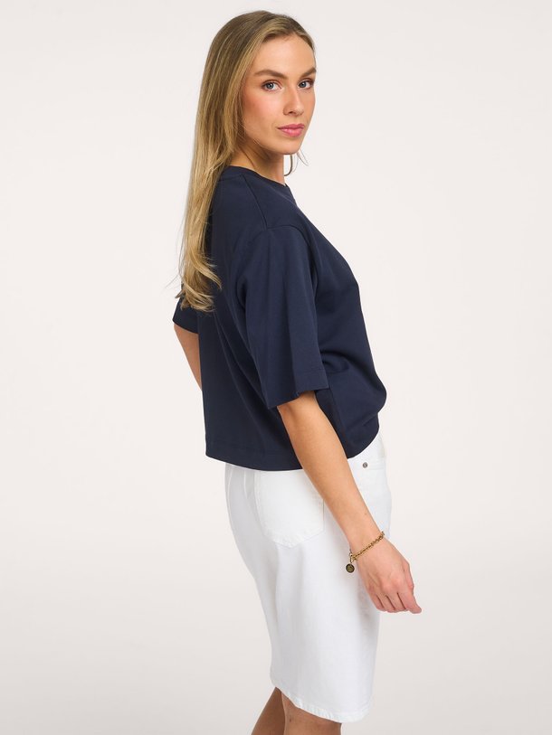 Ontdek de Jiana organic cotton logo T-shirt van Baum und Pferdgarten in de kleur donkerblauw bij Orangebag. Op werkdagen voor 21:45 besteld, morgen in huis.