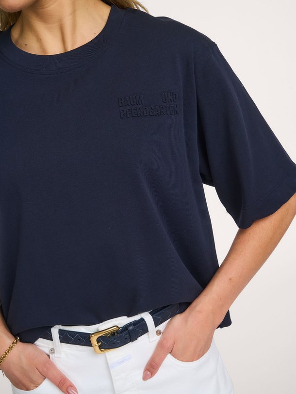Ontdek de Jiana organic cotton logo T-shirt van Baum und Pferdgarten in de kleur donkerblauw bij Orangebag. Op werkdagen voor 21:45 besteld, morgen in huis.