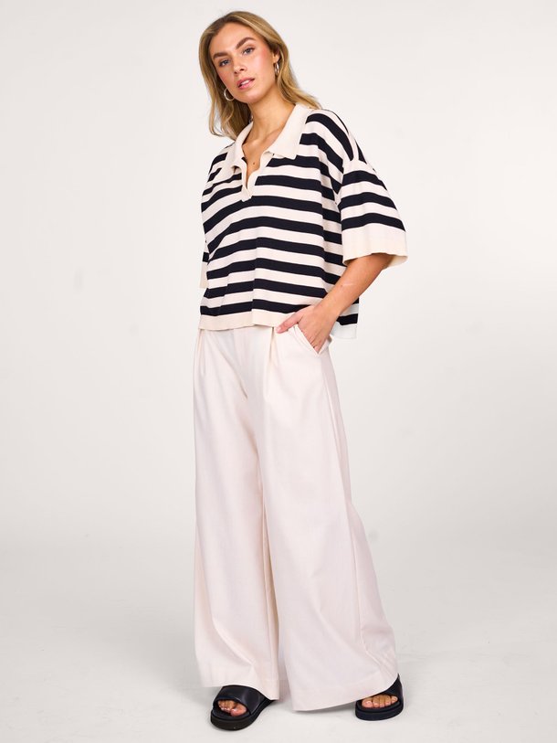 Ontdek de Alli viscosemix top met gestreept dessin van Gestuz in de kleur zwart bij Orangebag. Op werkdagen voor 21:45 besteld, morgen in huis.