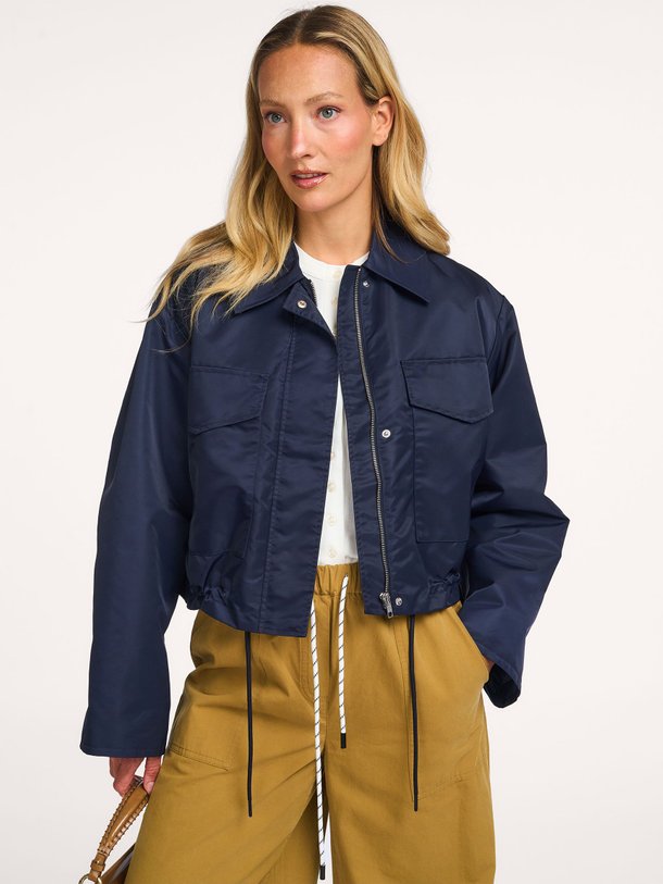 Ontdek de Ulrikke geweven bomber jas van Modstrom in de kleur Donkerblauw bij Orangebag. Op werkdagen voor 21:45 besteld, morgen in huis.