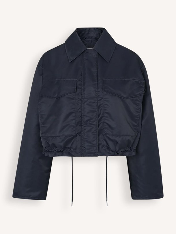 Ontdek de Ulrikke geweven bomber jas van Modstrom in de kleur Donkerblauw bij Orangebag. Op werkdagen voor 21:45 besteld, morgen in huis.