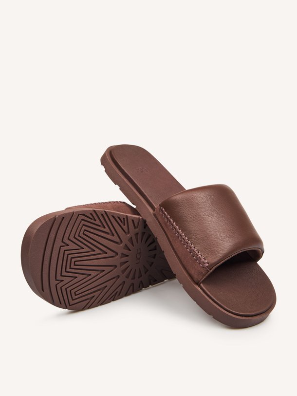 Ontdek de Seaside lederen slippers van Ugg in de kleur Donkerbruin bij Orangebag. Op werkdagen voor 21:45 besteld, morgen in huis.