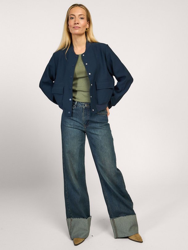 Ontdek de Dalvi high waist wide leg jeans met omslag van My Essential Wardrobe in de kleur donkerblauw bij Orangebag. Op werkdagen voor 21:45 besteld, morgen in huis.