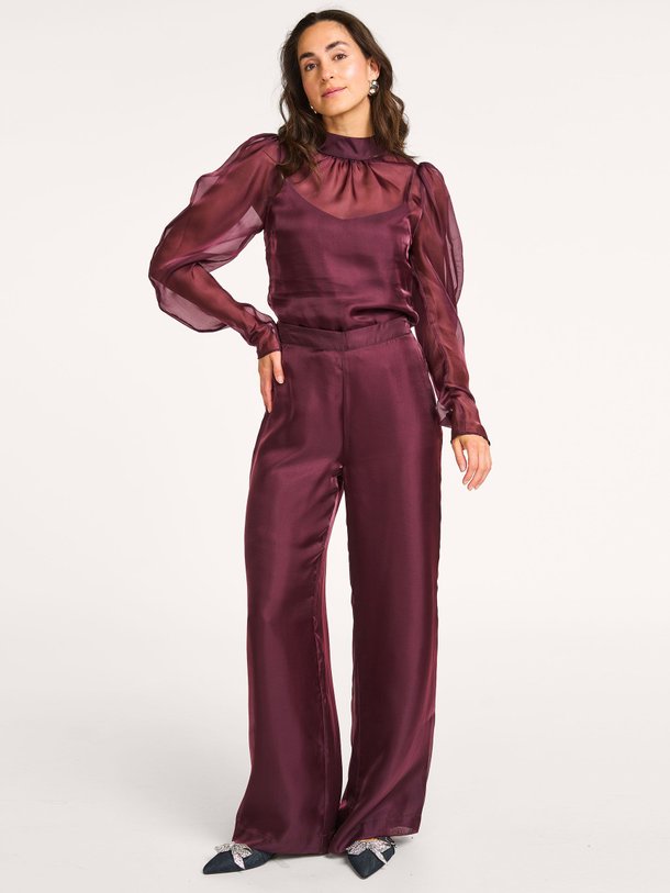 Ontdek de Olexa geweven wide leg broek van Dante 6 in de kleur Bordeauxrood bij Orangebag. Op werkdagen voor 21:45 besteld, morgen in huis.