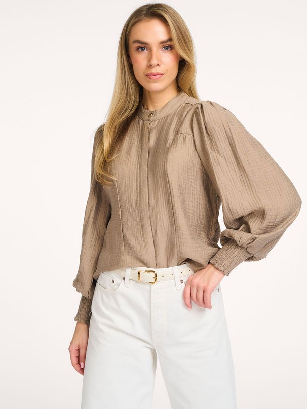 Ontdek de Tassy viscosemix blouse van Co'Couture in de kleur Taupe bij Orangebag. Op werkdagen voor 21:45 besteld, morgen in huis.