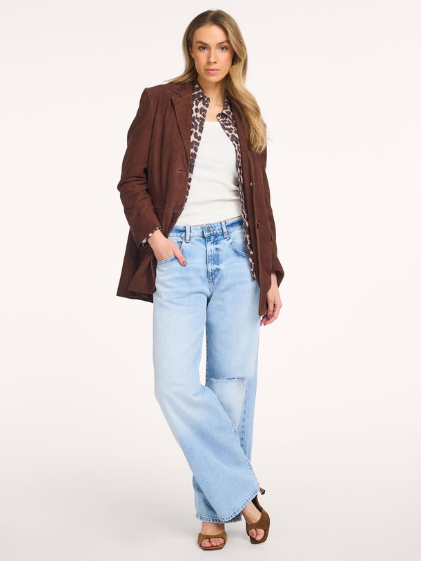 Ontdek de Bea mid waist loose fit non-stretch jeans van Icon Denim in de kleur Lichtblauw bij Orangebag. Op werkdagen voor 21:45 besteld, morgen in huis.