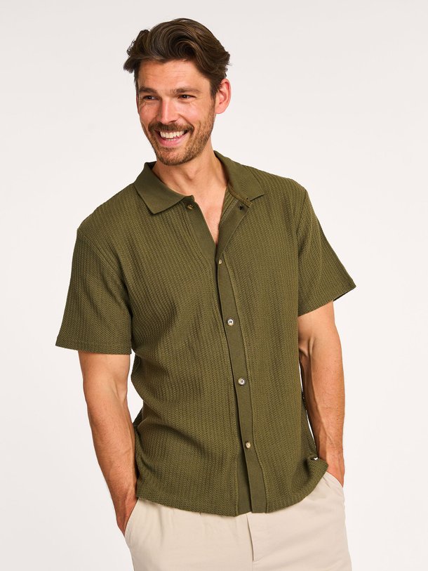 Ontdek de Axel organic cotton overhemd van Les Deux in de kleur olijfgroen bij Orangebag. Op werkdagen voor 21:45 besteld, morgen in huis.