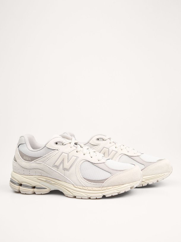New Balance U2002 - Suède Sneakers - Crème Ontdek de U2002 suède sneakers van New Balance in de kleur crème bij Orangebag. Op werkdagen voor 21:45 besteld, morgen in huis.