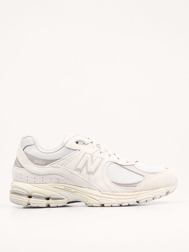 New Balance U2002 - Suède Sneakers - Crème Ontdek de U2002 suède sneakers van New Balance in de kleur crème bij Orangebag. Op werkdagen voor 21:45 besteld, morgen in huis.