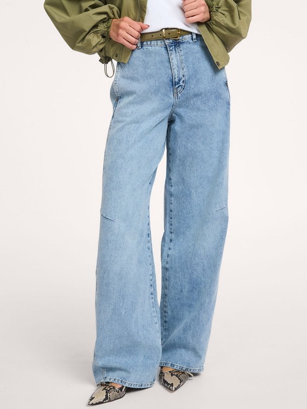 Co'Couture Pancy mid waist barrel fit jeans - Blauw Ontdek de Pancy mid waist barrel fit jeans van Co'Couture in de kleur Blauw bij Orangebag. Op werkdagen voor 21:45 besteld, morgen in huis.